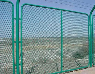 鋼板護(hù)欄網(wǎng)